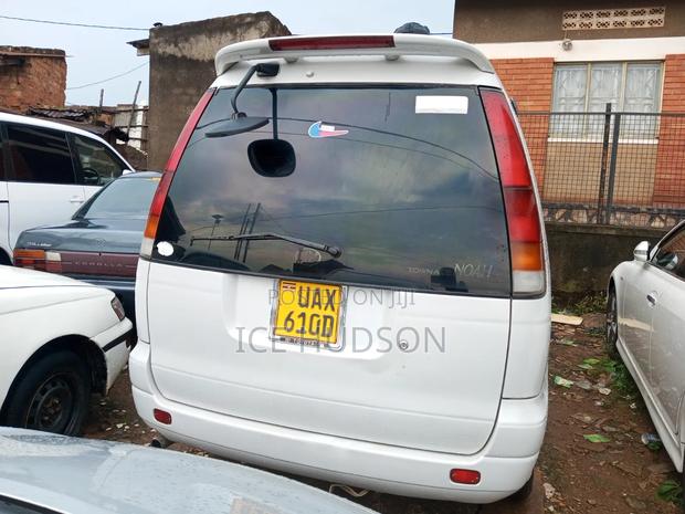 Toyota TownAce Noah 2000