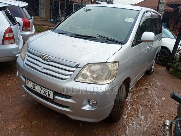 Toyota Noah 2005 Silver