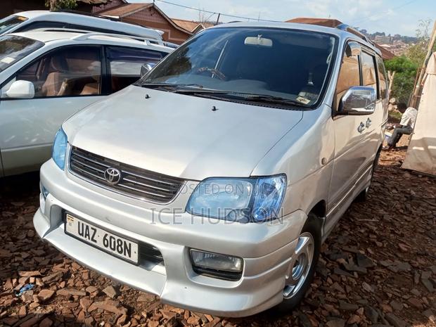 Toyota LiteAce Noah 2001