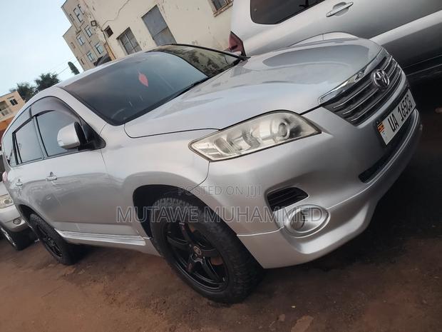 Toyota Vanguard 2011 Silver