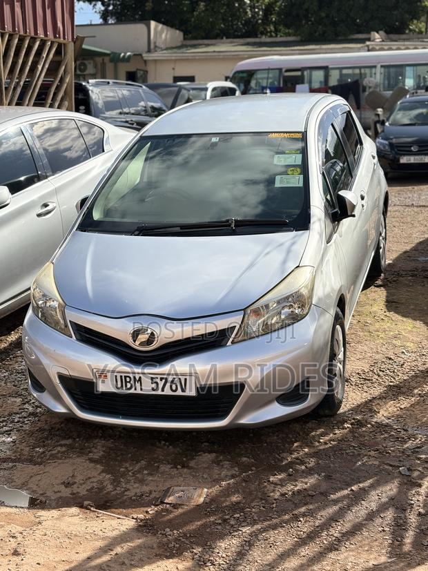 Toyota Vitz 1.3 FWD 5dr 2010 Silver