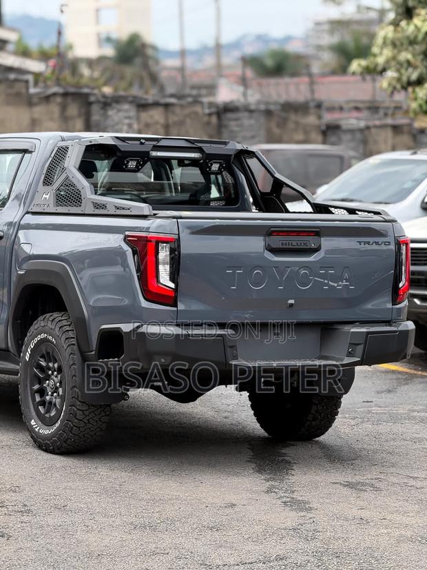 Toyota Hilux 2025 Gray