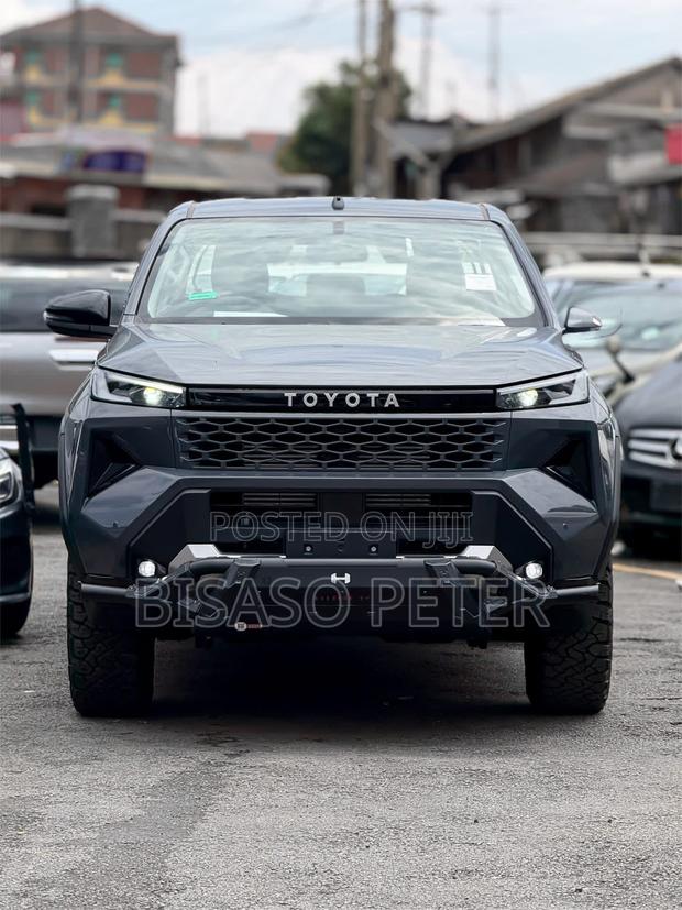Toyota Hilux 2025 Gray