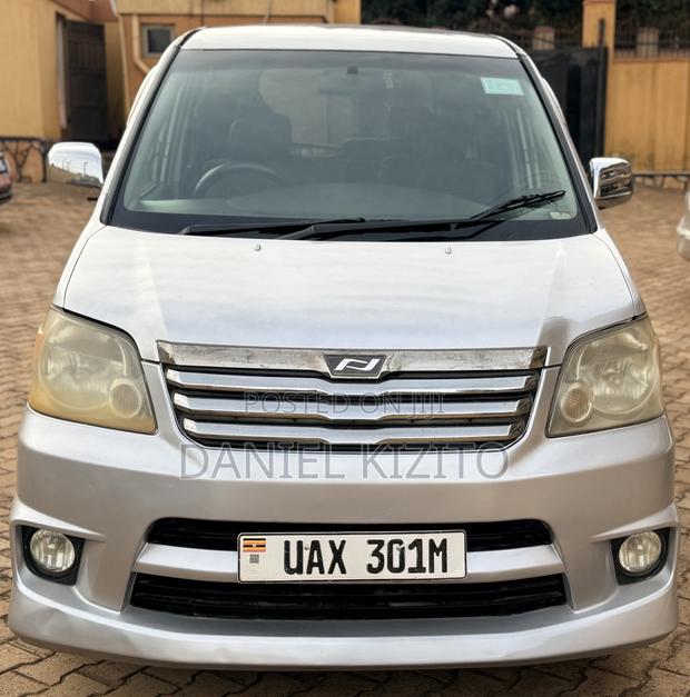 Toyota Noah 2.0 FWD (8 Seater) 2005 Silver