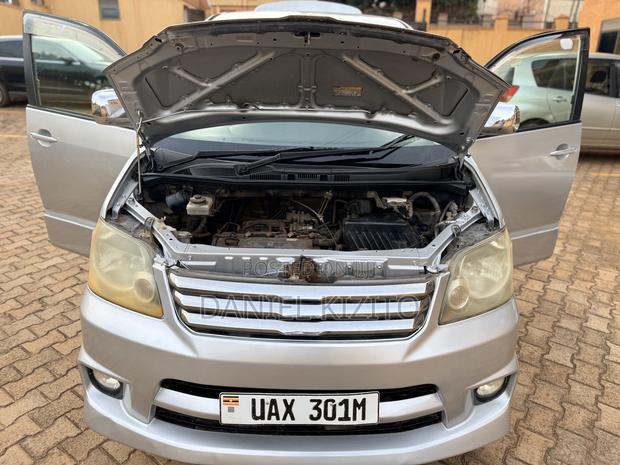 Toyota Noah 2.0 FWD (8 Seater) 2005 Silver