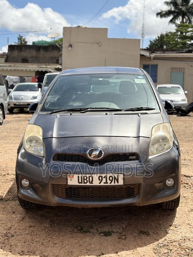 Toyota Vitz 1.5 FWD 5dr 2010 Gray
