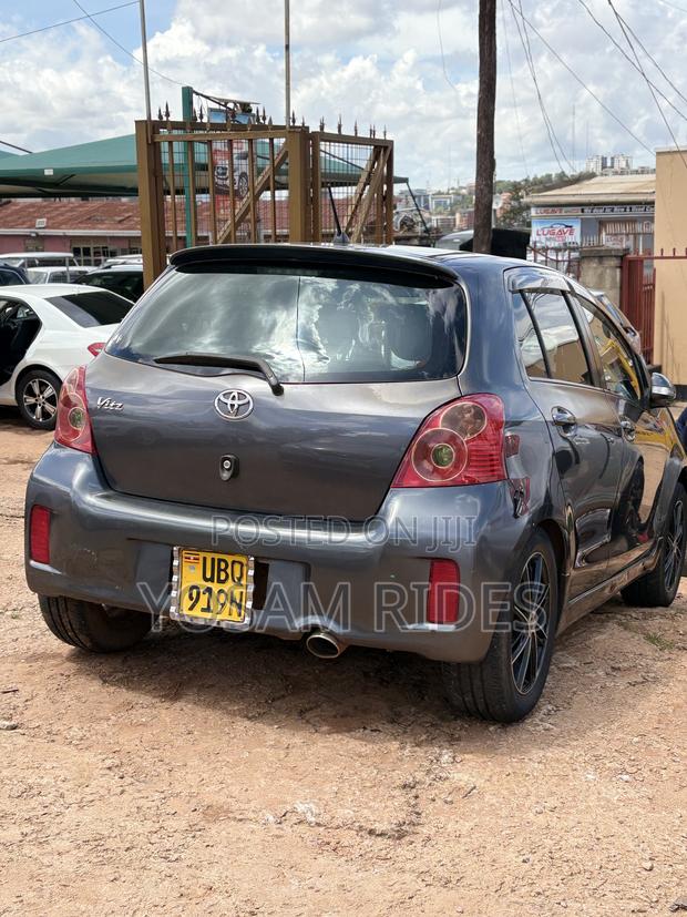 Toyota Vitz 1.5 FWD 5dr 2010 Gray