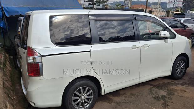 Toyota Noah 2009 White