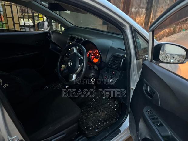 Toyota Ractis 1.5 AWD 2011 Silver