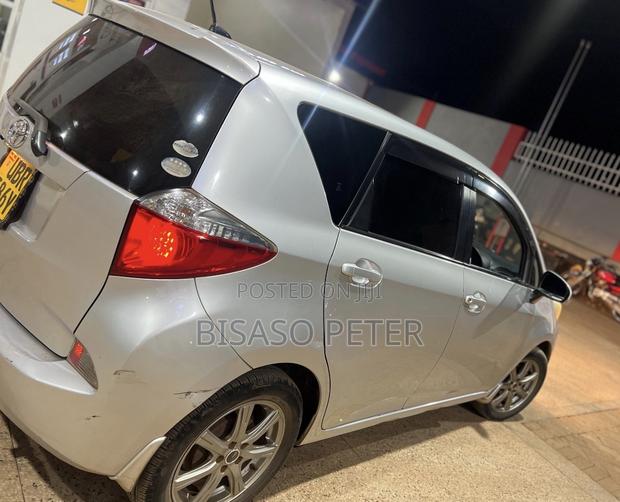 Toyota Ractis 1.5 AWD 2011 Silver
