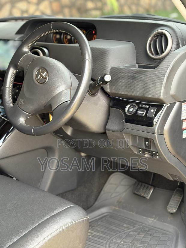 Toyota Corolla Rumion Hatchback 1.5 FWD 2010 Black