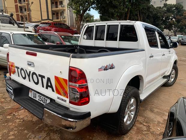 Toyota Hilux 2010 White