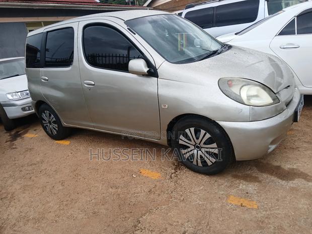 Toyota Fun Cargo 2006 Silver