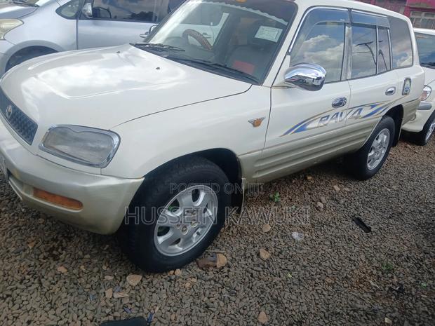 Toyota RAV4 1999 White
