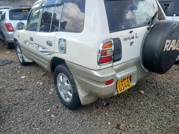 Toyota RAV4 1999 White