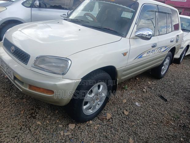 Toyota RAV4 1999 White