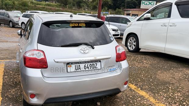 Toyota Auris 2011 Silver
