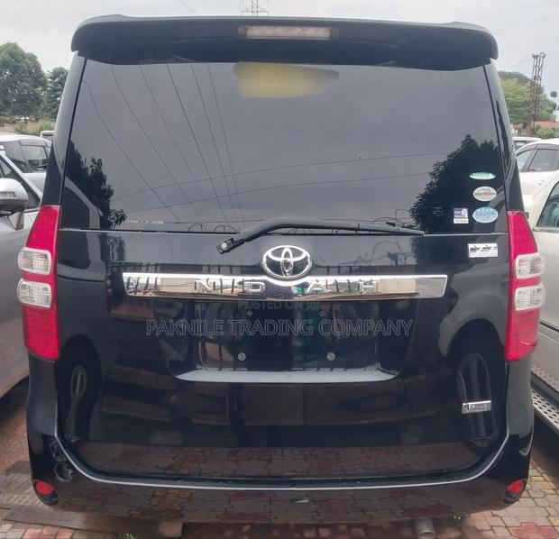 Toyota Noah 2012 Black