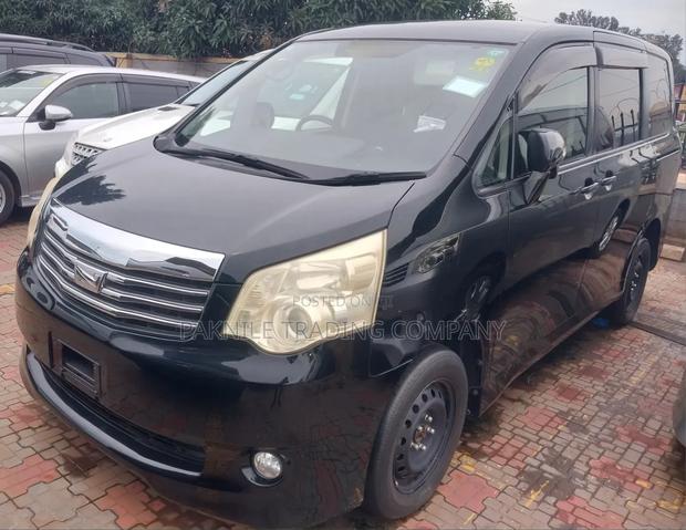 Toyota Noah 2012 Black