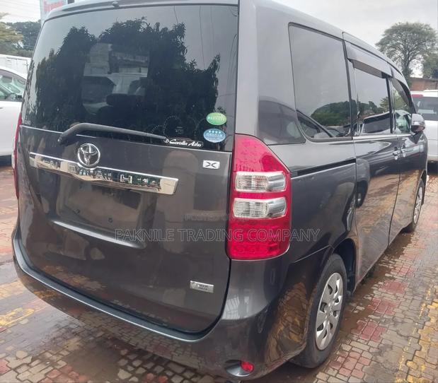 Toyota Noah 2012 Gray