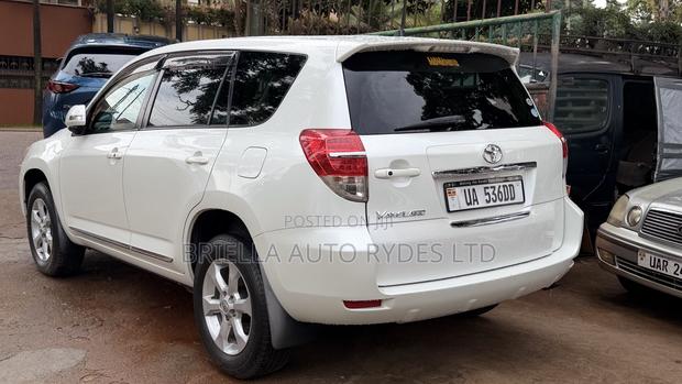 Toyota Vanguard 2011 Off white