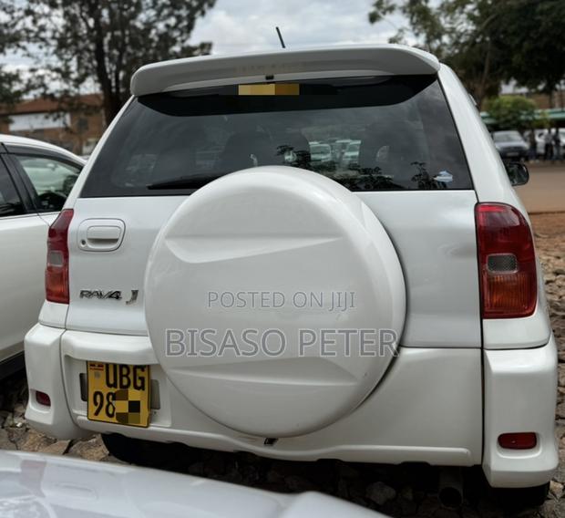 Toyota RAV4 Automatic 2002 White
