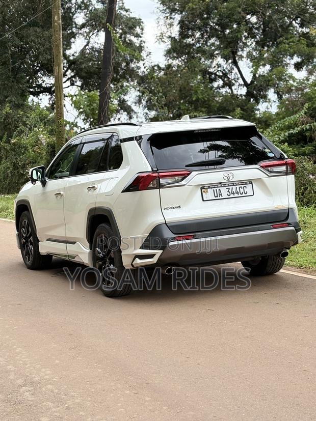 Toyota RAV4 XLE Premium FWD 2020 White