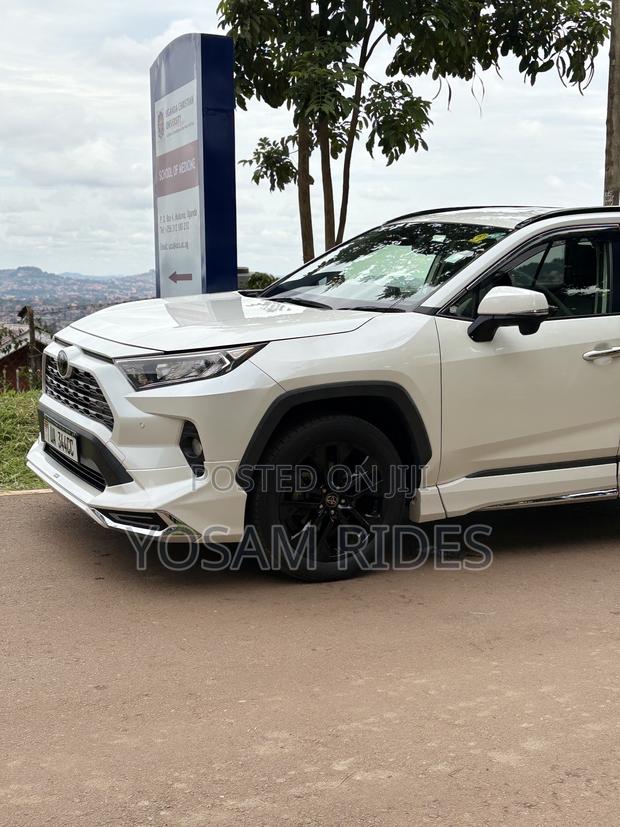 Toyota RAV4 XLE Premium FWD 2020 White