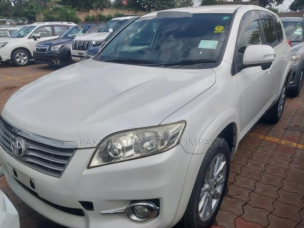 Toyota Vanguard 2013 White