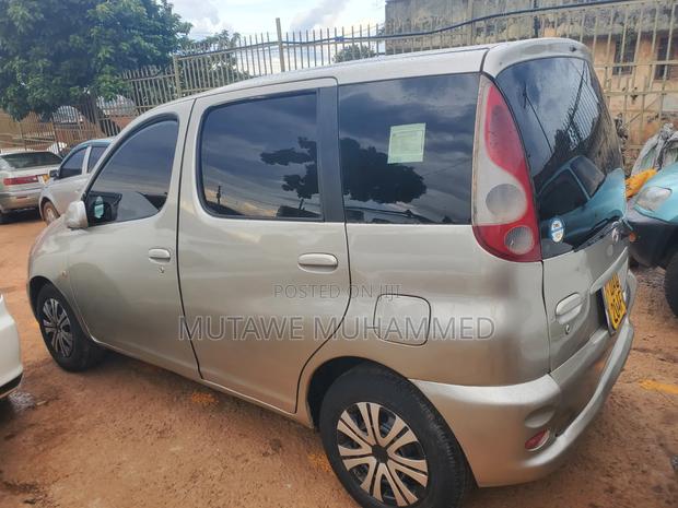 Toyota Fun Cargo 2007 Gold