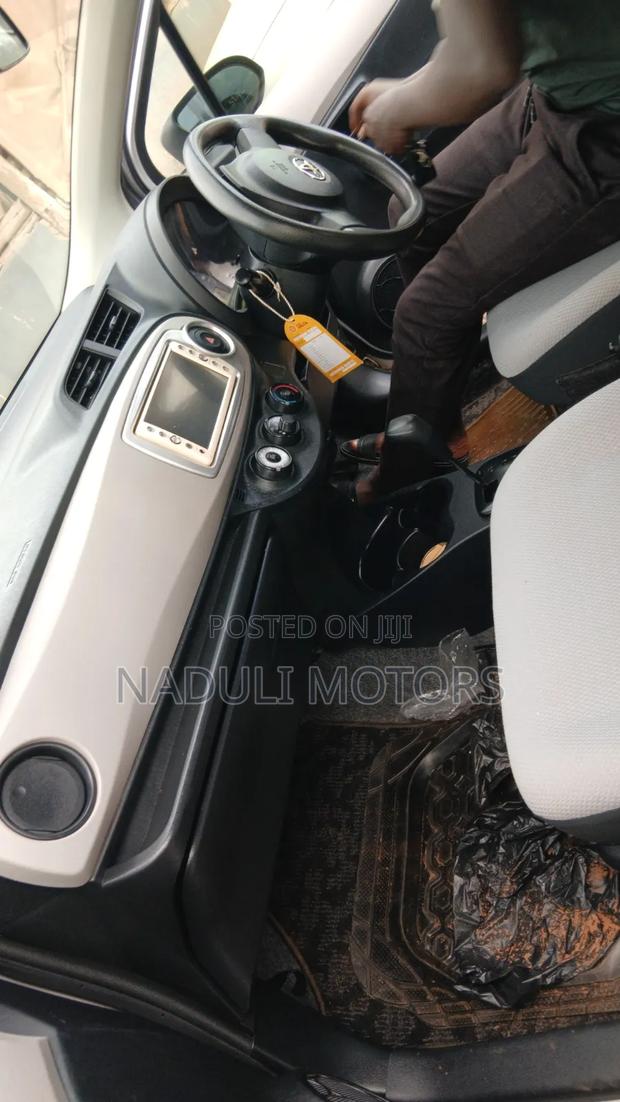 Toyota Vitz 2011 Silver