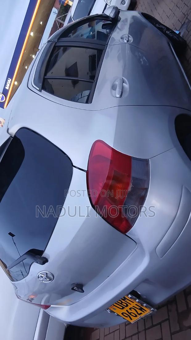 Toyota Vitz 2010 Silver