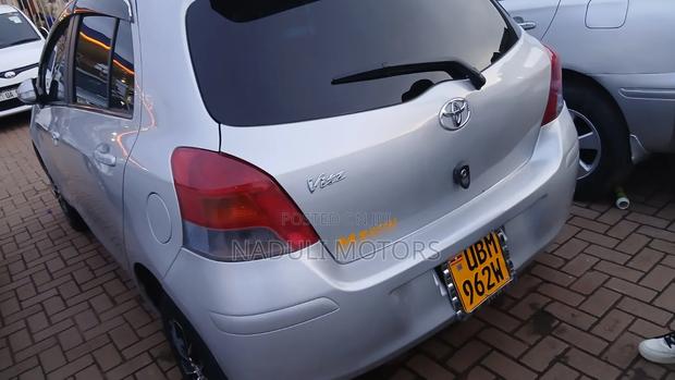 Toyota Vitz 2010 Silver