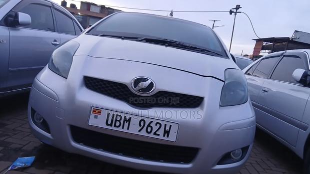 Toyota Vitz 2010 Silver