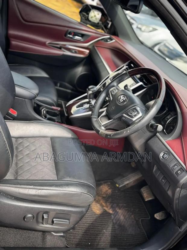 Toyota Harrier 2.0 2017 Black