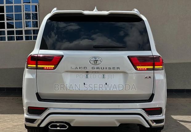 Toyota Land Cruiser LC300 2024 White