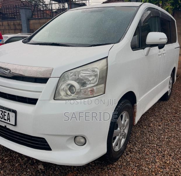 Toyota Noah 2010 White