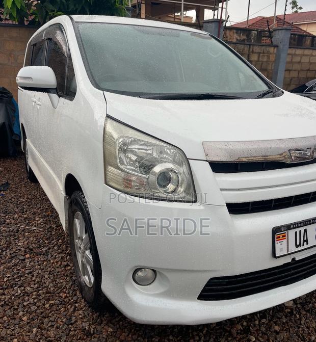 Toyota Noah 2010 White