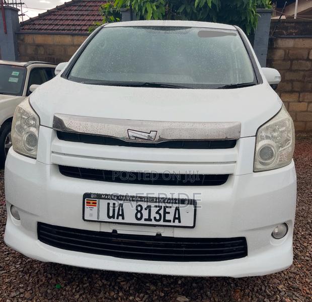 Toyota Noah 2010 White