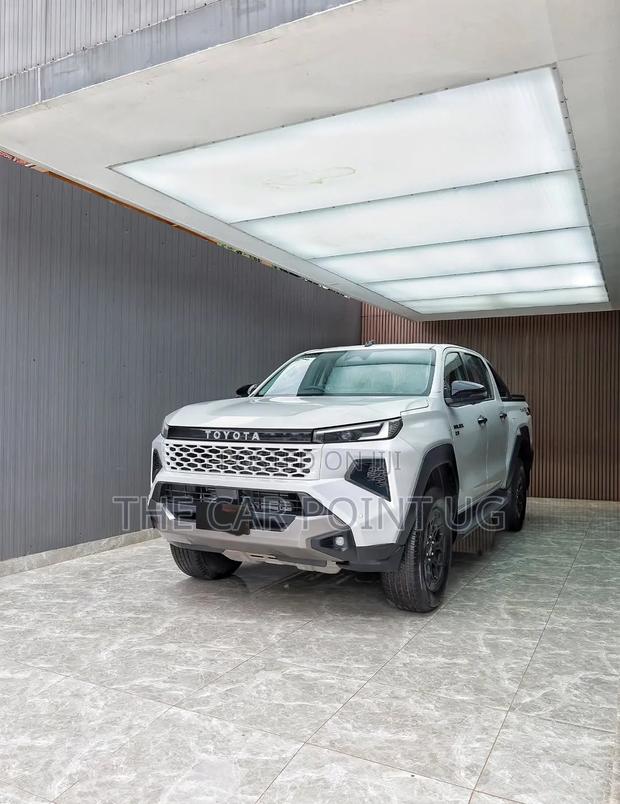 Toyota Hilux 2025 White