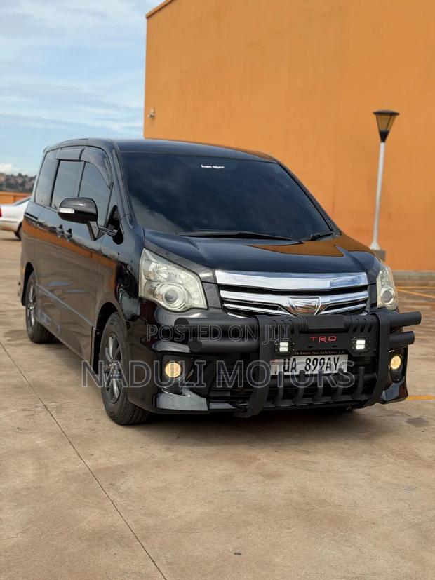 Toyota Noah 2012 Black