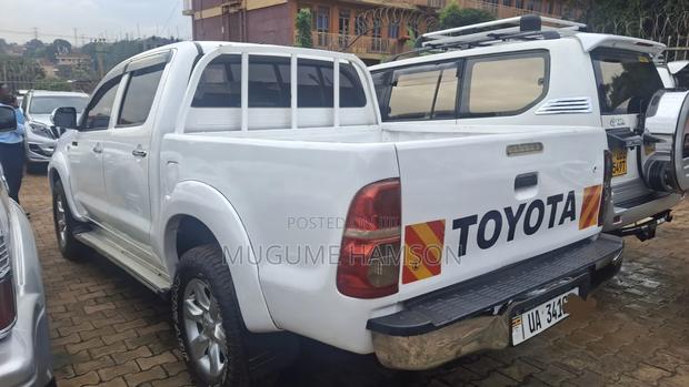 Toyota Hilux 2.5 D-4D 4X4 SRX 2010 White