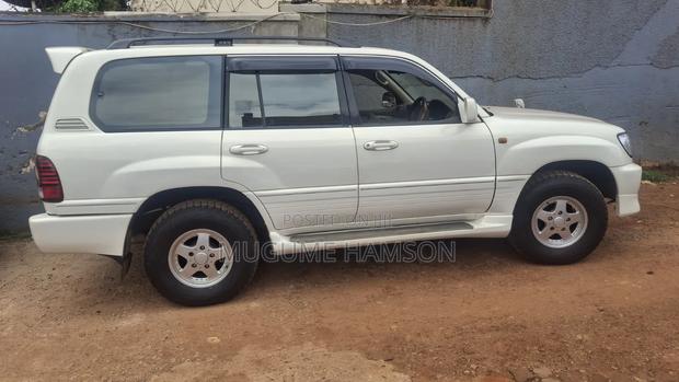 Toyota Land Cruiser 2004 White