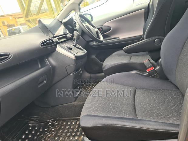 Toyota Wish 2011 Blue