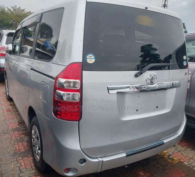 Toyota Noah 2012 Silver