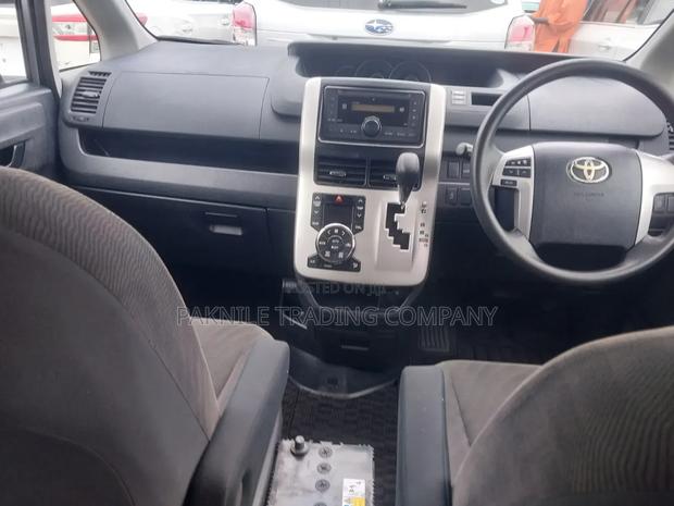 Toyota Noah 2012 Silver