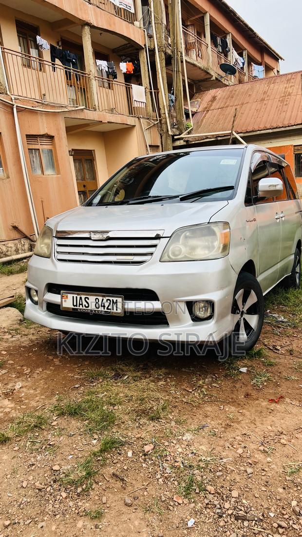 Toyota Noah 2.0 AWD (8 Seater) 2002 Silver