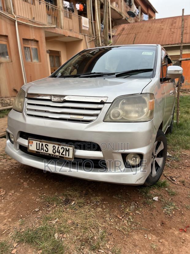 Toyota Noah 2.0 AWD (8 Seater) 2002 Silver