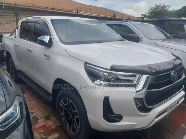 Toyota Hilux 2022 White