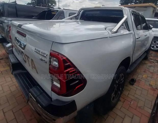 Toyota Hilux 2022 White